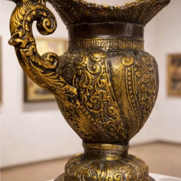 Antique Gilt Metal Urn – Classical Revival Decorative Vase (c. 1890–1925) - Picture 2 of 3